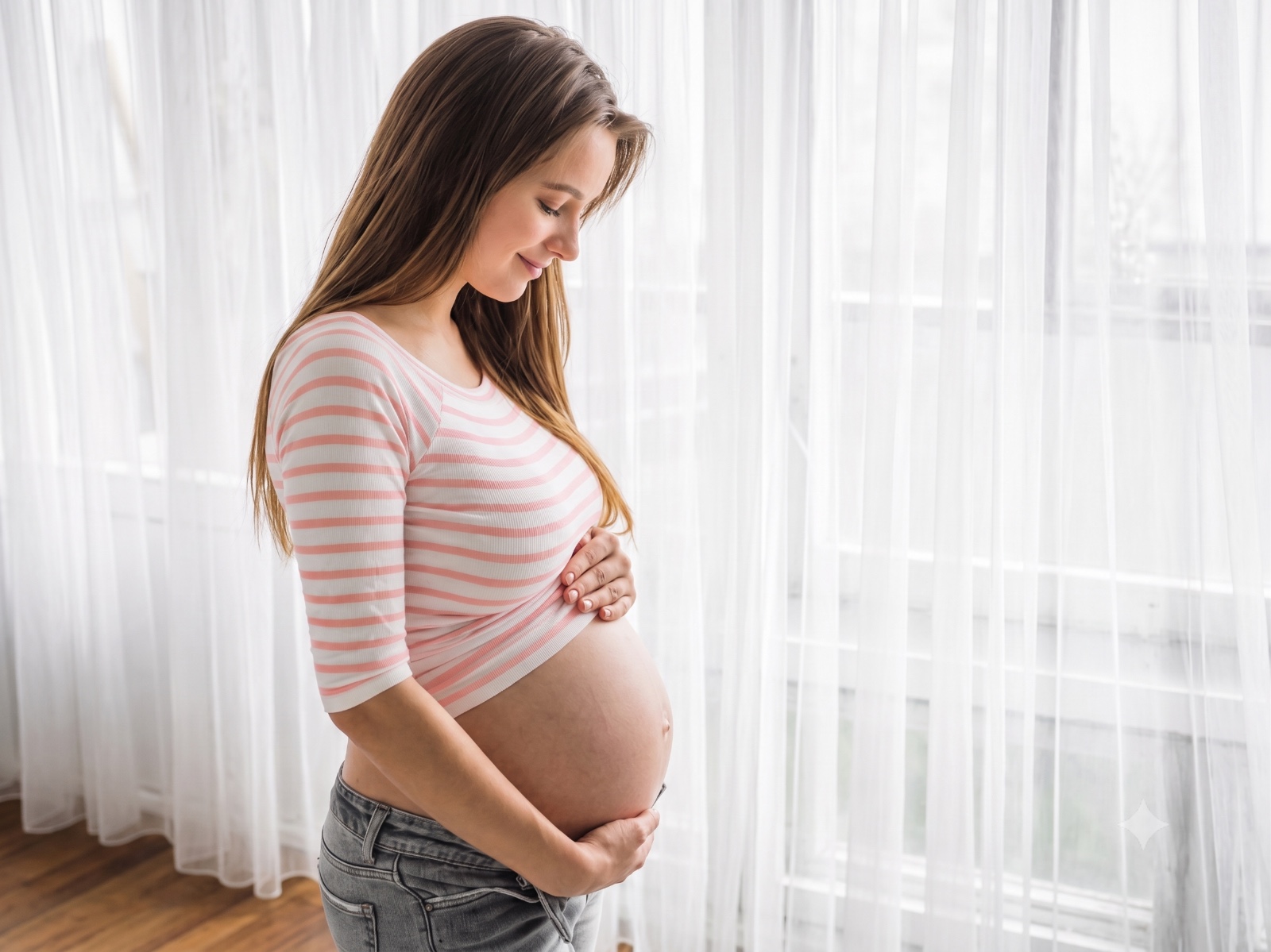 Mãe grávida acariciando a barriga em ambiente iluminado